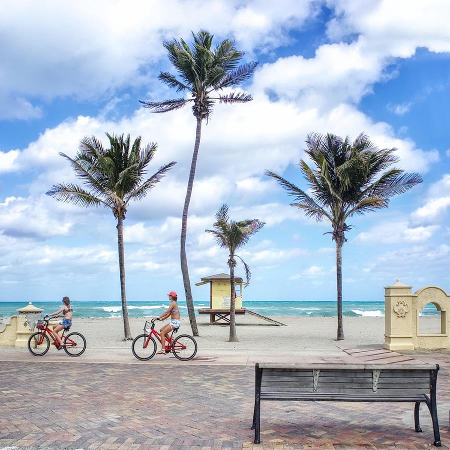 Art Deco 12th Street Lifeguard Station - South Beach Photograph by  Chrystyne Novack - Fine Art America