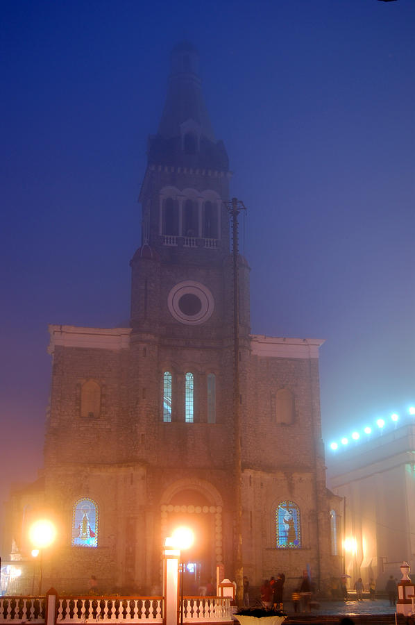 https://images.fineartamerica.com/images/artworkimages/mediumlarge/1/cuetzalan-in-the-mist-george-olney.jpg