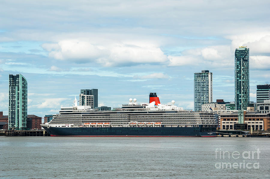 Cunards Queen Elizabeth at Liverpool Photograph by Paul Warburton