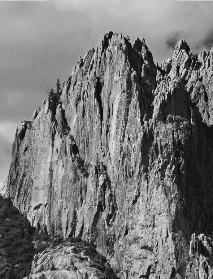 D2M6102-BW Sheer Cliff Castle Crags State Park Photograph by Ed Cooper Photography