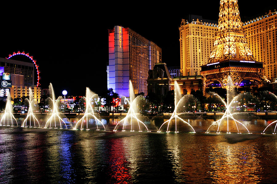 Dancing Water Fountain Show Photograph by Marilyn Hunt