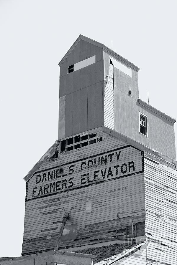 Daniels County Farmers Elevator 5602 Photograph by Ken DePue