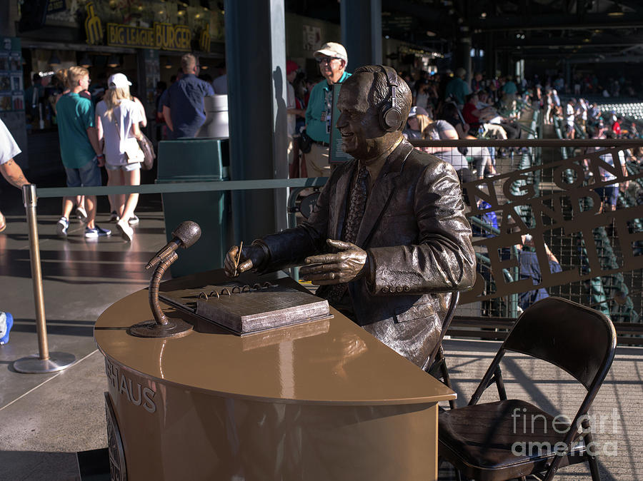 Dave Niehaus Statue by Tracy Knauer