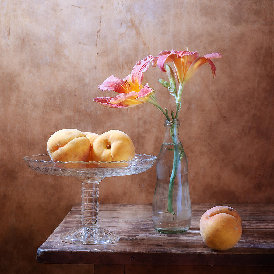 Still Life Photograph - Daylily and Peaches by Nikolay Panov