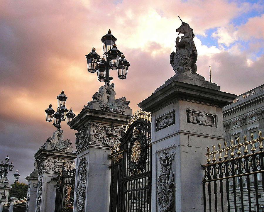 Sunset Photograph - Days End, Buckingham Palace Main Gate by Connie Handscomb