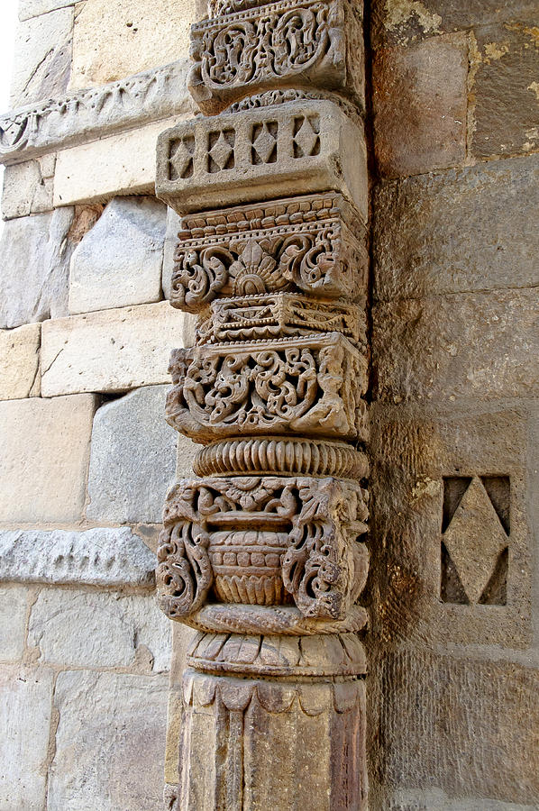 Decorative pillar at Qutb Minar. Photograph by Elena Perelman
