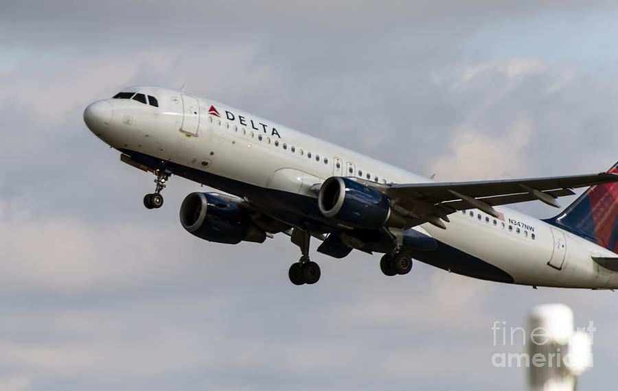 Delta Air Lines Airbus A320 Jet at Takeoff Photograph by David Oppenheimer