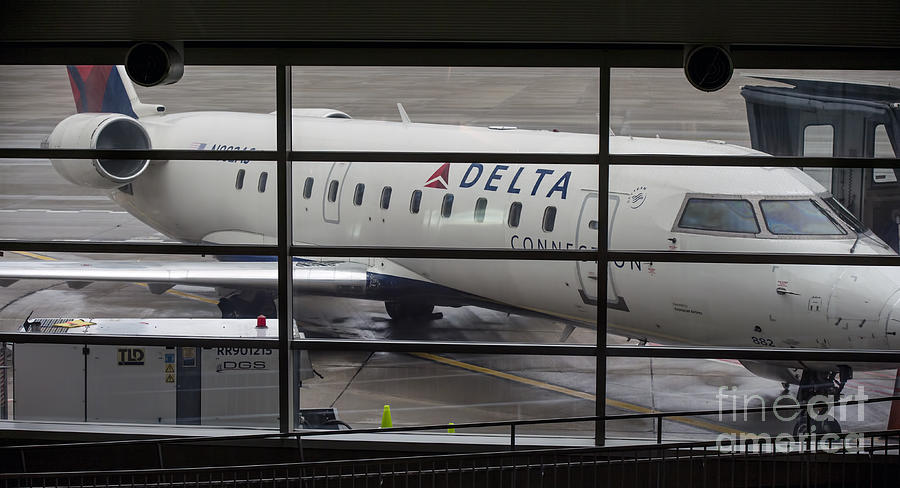 Delta Air Lines Jet at Detroit Metro Airport Photograph by David Oppenheimer