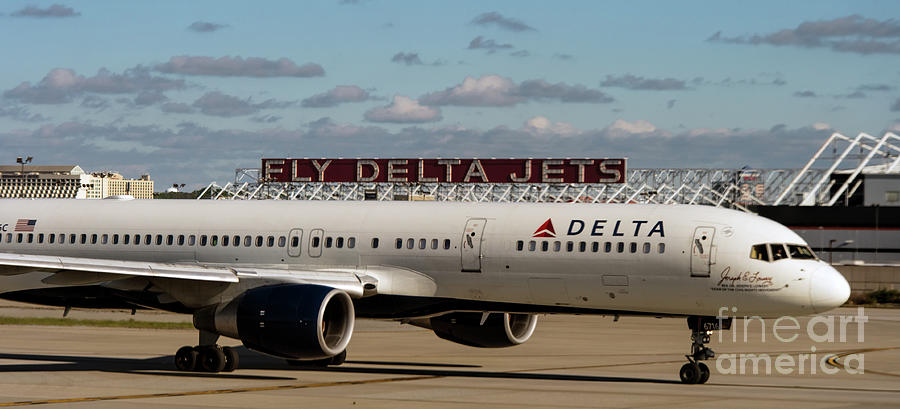 Delta Air Lines Jet at Hartsfield Jackson Atlanta Internationa Photograph by David Oppenheimer
