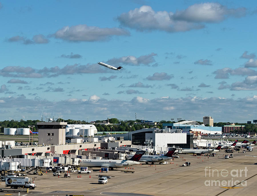 Delta Air Lines Jets at Atlanta Airport Photograph by David Oppenheimer