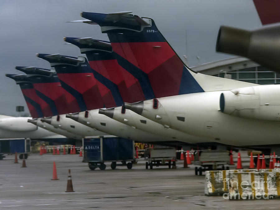 Delta Air Lines Jets at Detroit Metro Airport Photograph by David Oppenheimer