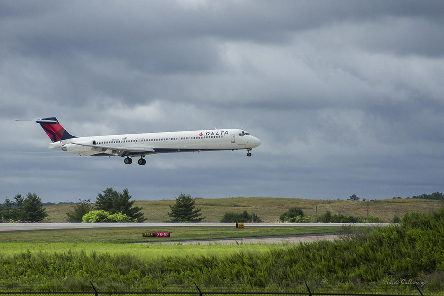 N952DL Delta Air Lines MD-88 Arriving Hartsfield Jackson Atlanta International Airport Art Photograph by Reid Callaway