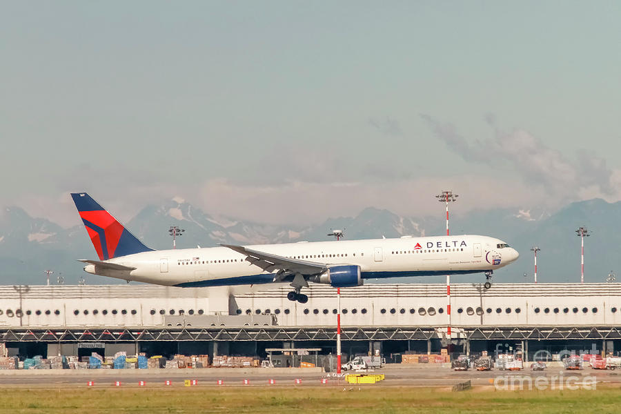 Delta Airlines, Boeing 767-400 Photograph by Amos Dor