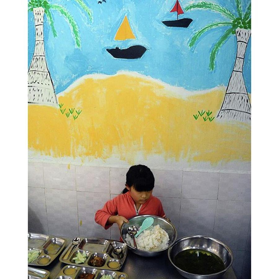 Traveling Photograph - Der Serveres Mad På Børnehjemmet by Vietnam Rejser