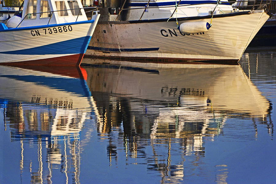 Boat Photograph - Deux bateaux avec reflets by Claude Corbin