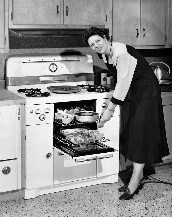 Chicago Photograph - Dinner In The Oven by Underwood Archives