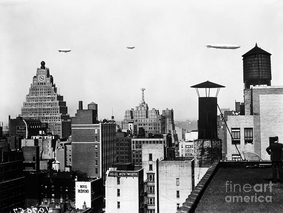 Dirigibles, New York City Photograph by Granger
