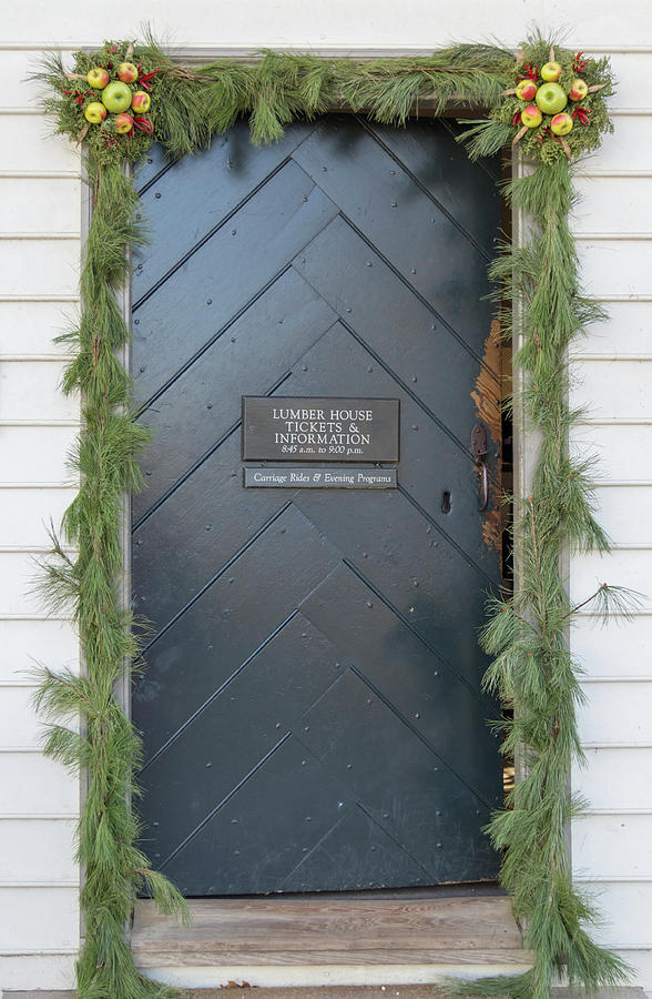 Doors of Williamsburg 109 Photograph by Teresa Mucha