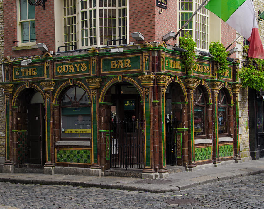 Dublin Ireland - The Quays Bar - Temple Bar Photograph by Bill Cannon