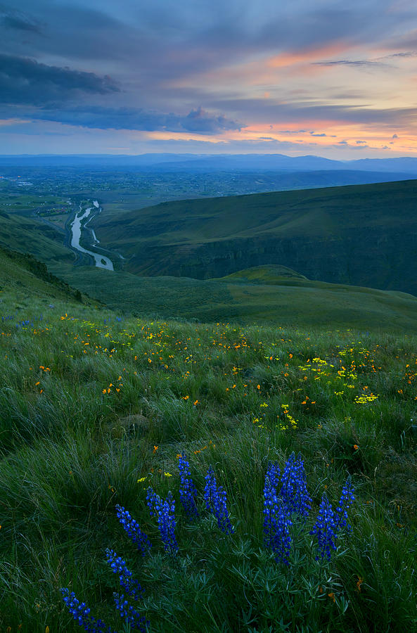 Dusk over the Yakima Valley Photograph by Michael Dawson
