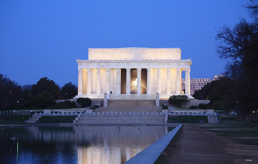 Early Washington Mornings - The Lincoln Memorial Photograph by Ronald Reid