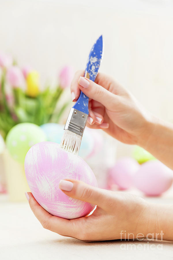 Easter egg decorating in an atelier. Photograph by Michal Bednarek