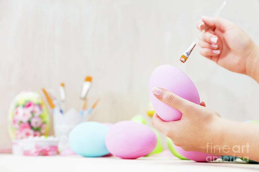 Easter egg painting in an atelier. Photograph by Michal Bednarek