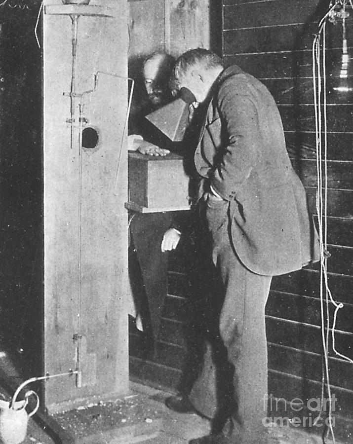 Edison Fluoroscope, 1896 Photograph by Science Source