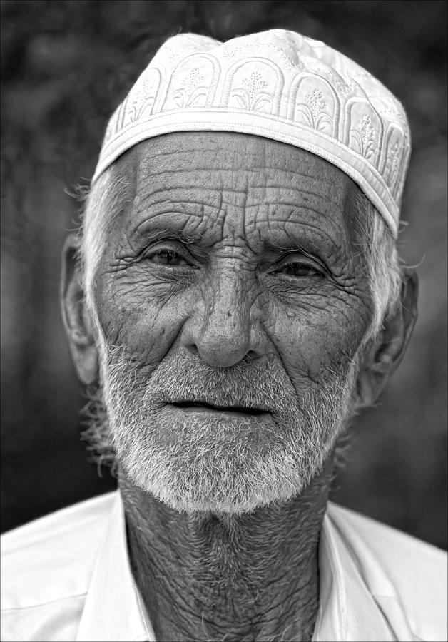 Elderly Pakistani Man Nyc Photograph by Robert Ullmann