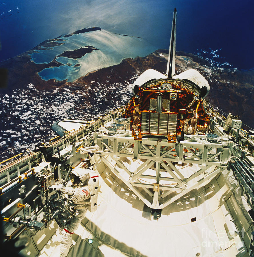 Endeavour Spacewalk Photograph by Science Source