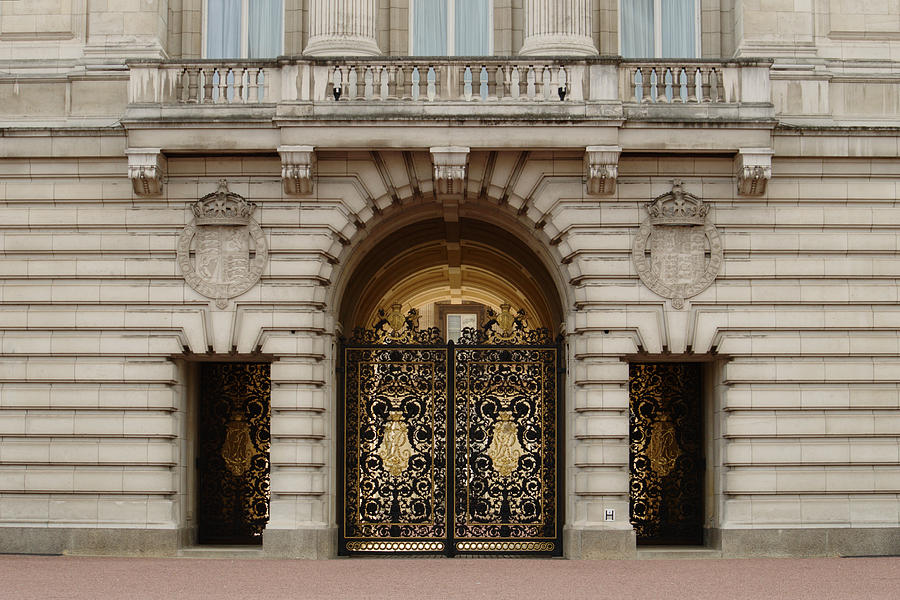 Entrance To Buckingham Palace Photograph by Adrian Wale