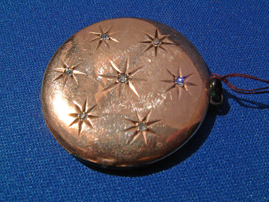 Diamonds Jewelry - European gold locket decorated with 7 diamonds by Goldsmith