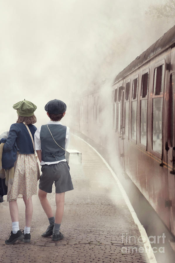 Evacuee Children On The Train Platform Photograph by Lee Avison