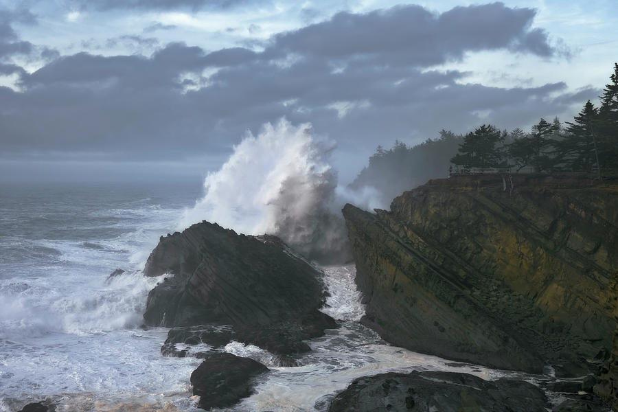 Evening storm creates massive waves at Shore Acres State Park ...