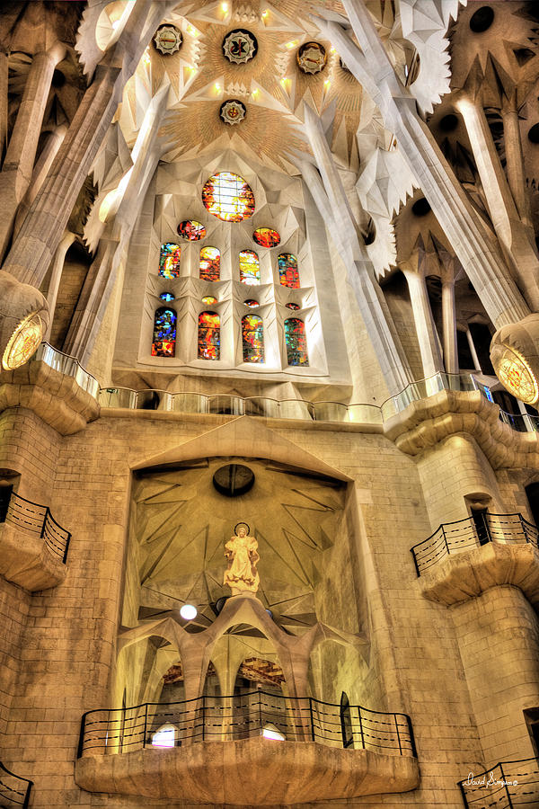 Familia Sagrada Look Up Photograph
