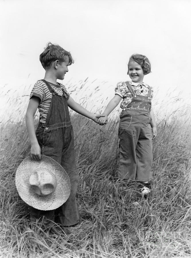 kids holding hands photography