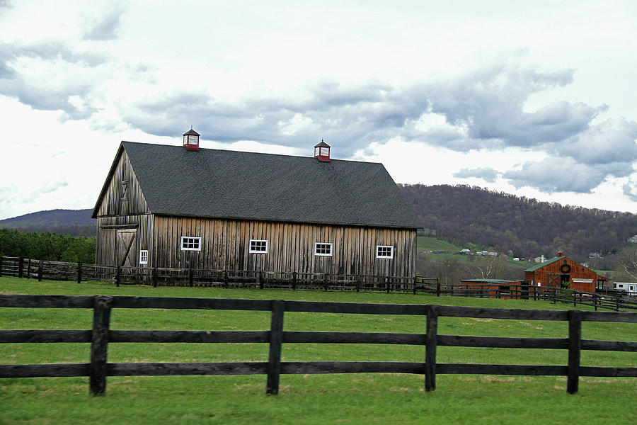 Farmhouse in Northern Virginia Photograph by Emanuel Tanjala