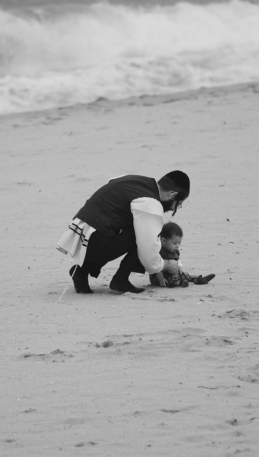 Black And White Photograph - Father And Daughter by Rob Hans