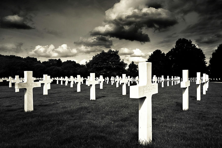 Fields Of The Lost - American Cemetery At Cambridge Photograph by Mark Tisdale