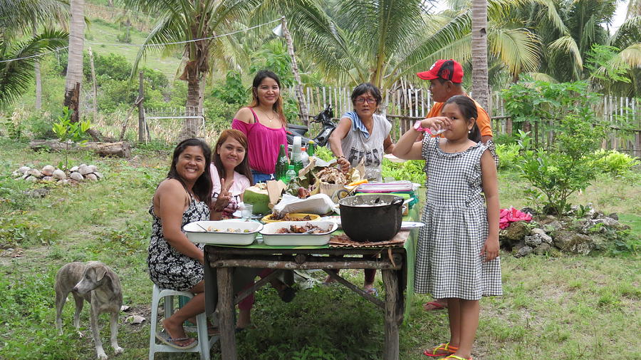 filipino family eating together