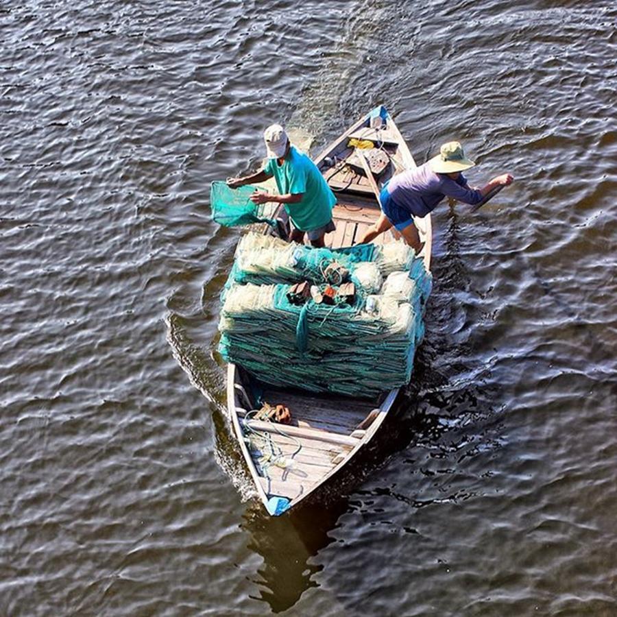 Vietnam Photograph - Fiskerbåd Der Smider Net Ud I Floden by Vietnam Rejser