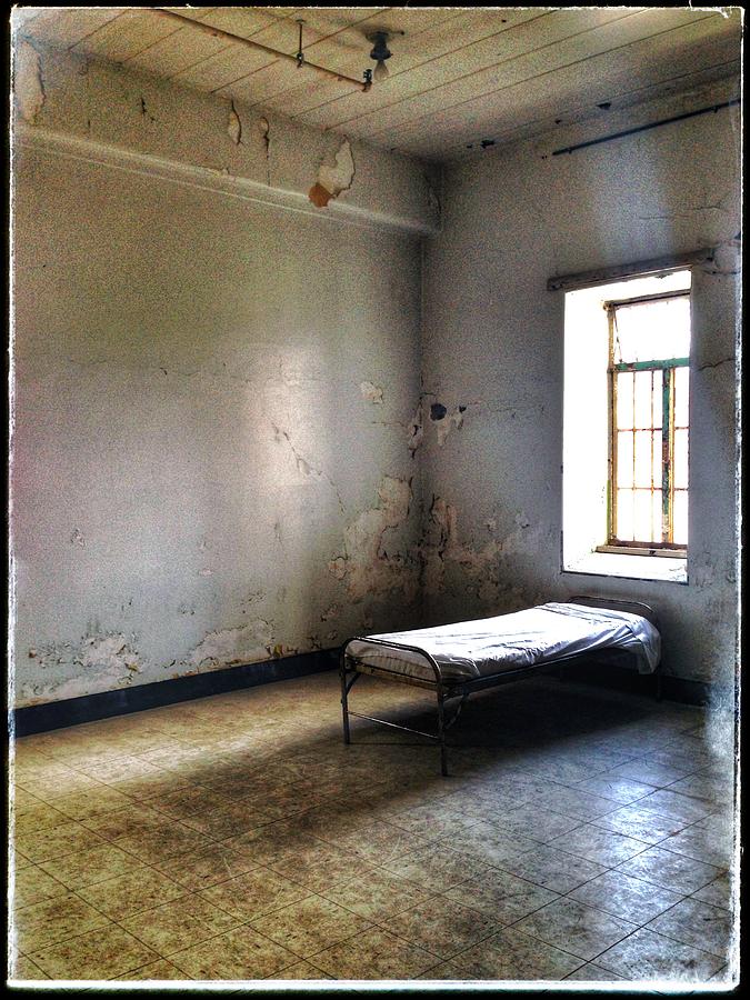 Forgotten Bed Photograph by Lea Hutchins - Fine Art America