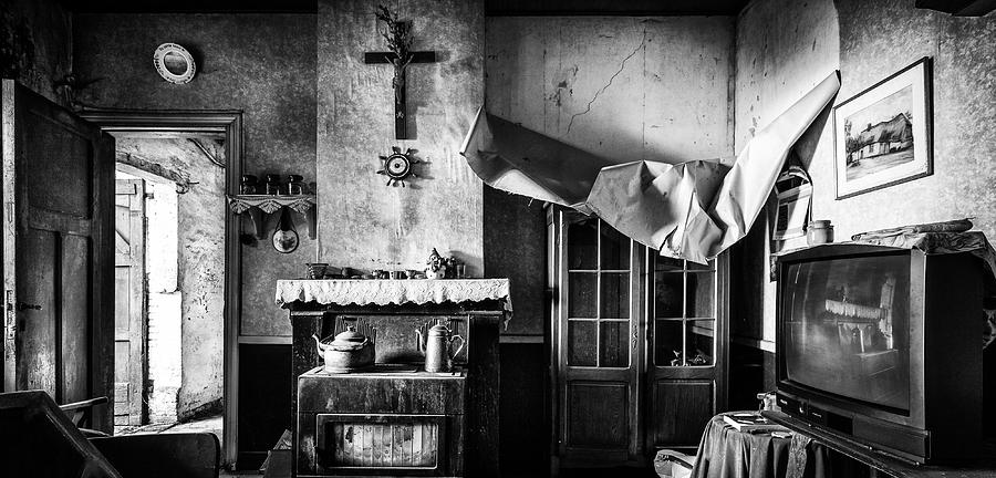 Furniture Photograph - Forgotten Living Room - Abandoned House Interior by Dirk Ercken
