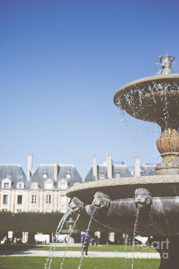 Fountain at Place de Vosges Photograph by Ivy Ho