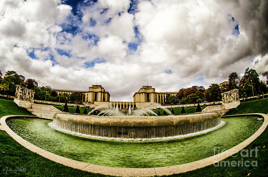 Fountain At The Palais De Chaillot Photograph