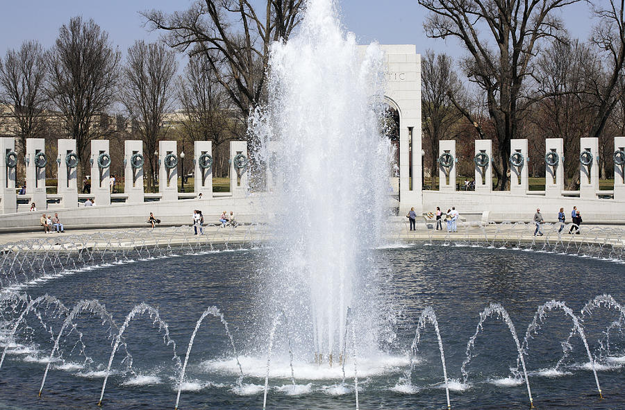 Fountains at the World War II Memorial in Washington DC Photograph by William Kuta