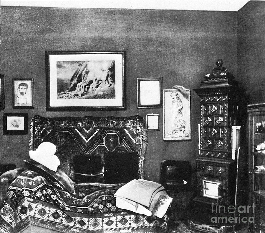 Freuds Consulting Room Photograph by Science Source