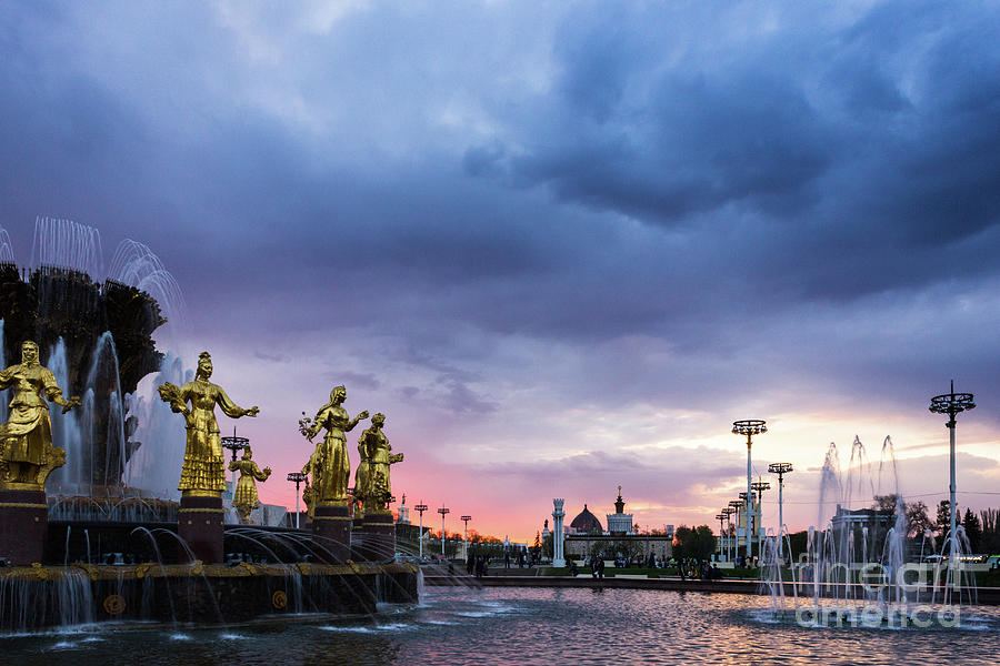 Sunset Photograph - Friendship of Nations Fountain by Vladislav Gavryushkin