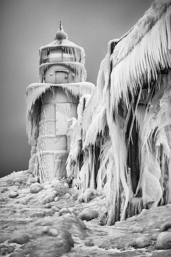 Lake Michigan Photograph - Frozen World by Krzysztof Hanusiak