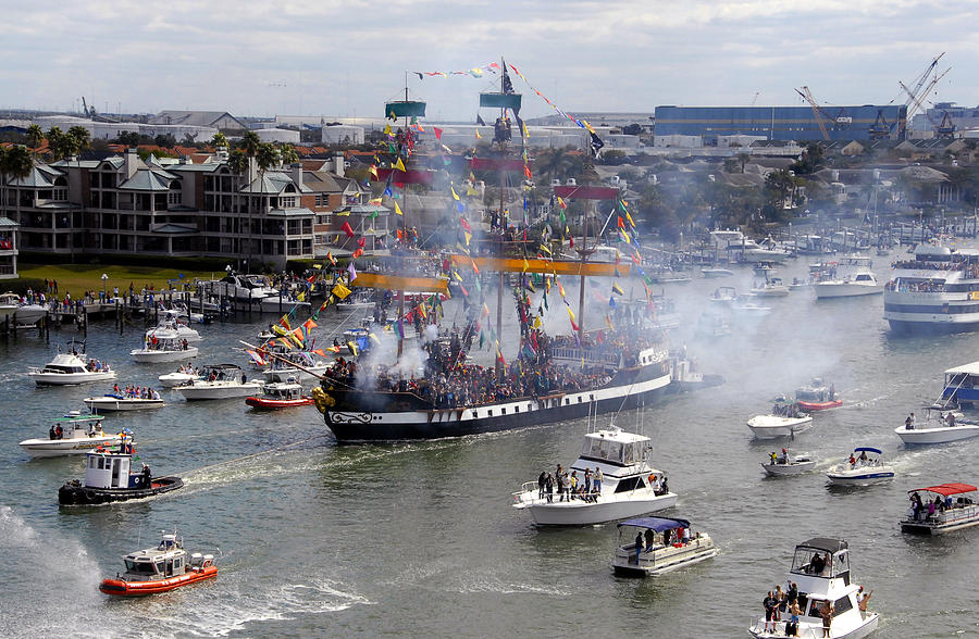 Gasparilla Pirate Invasion 2009 Photograph by David Lee Thompson - Fine ...